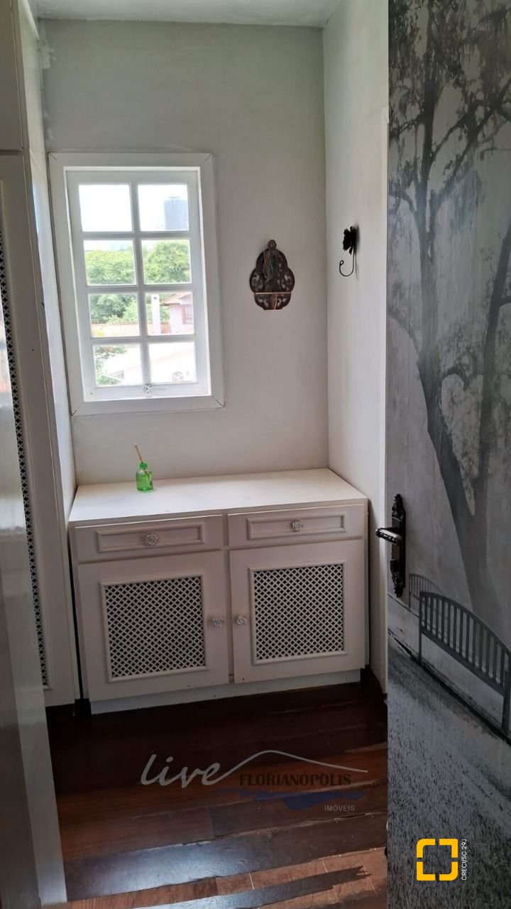 Casa com 316m², 7 quartos (sendo 2 suítes), 2 garagens, no bairro Jurerê Internacional em Florianópolis