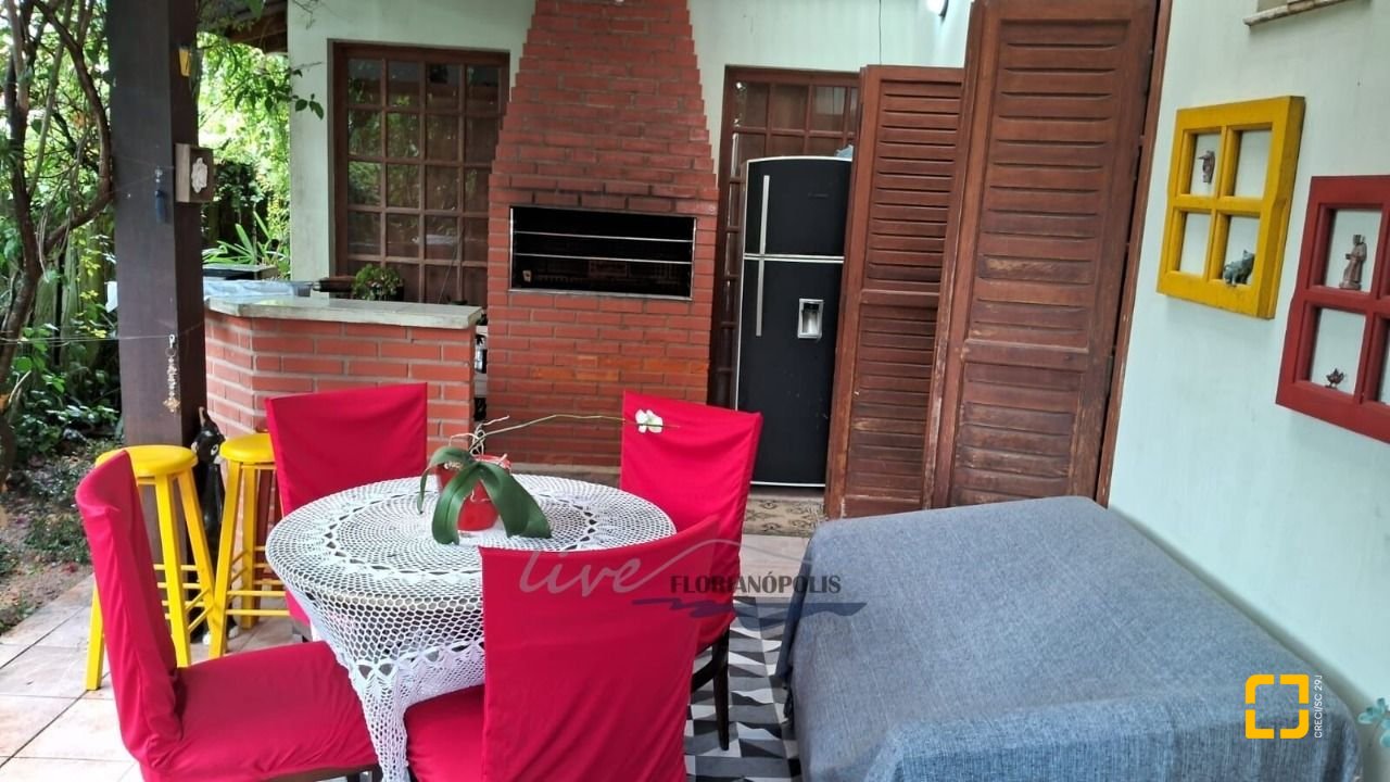 Casa com 316m², 7 quartos (sendo 2 suítes), 2 garagens, no bairro Jurerê Internacional em Florianópolis