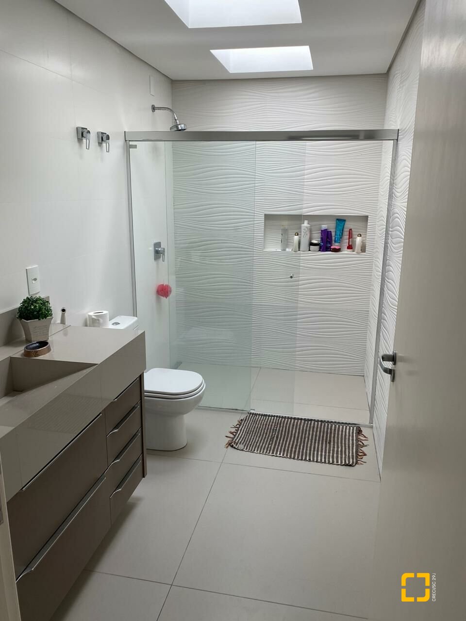 Casa com 412m², 6 quartos (sendo 3 suítes), 2 garagens, no bairro Jurerê Internacional em Florianópolis