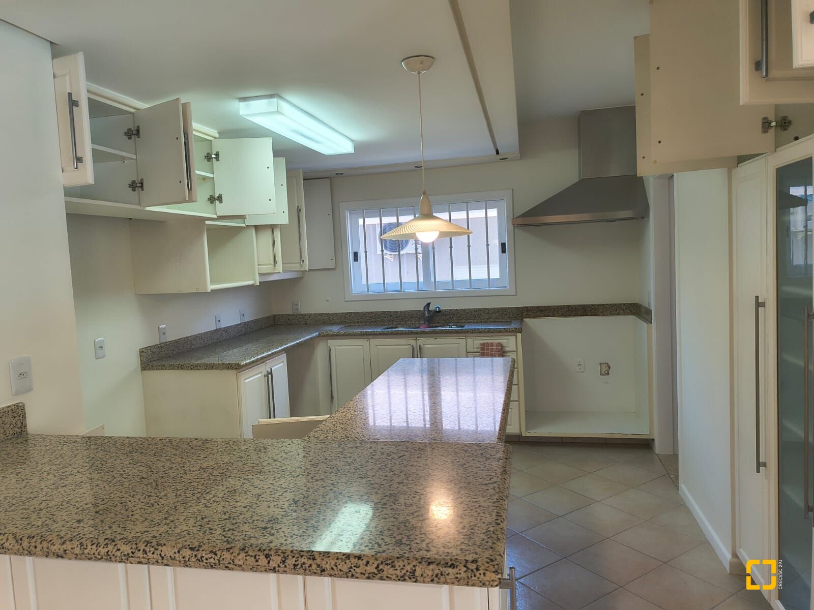 Casa com 246m², 7 quartos (sendo 3 suítes), 4 garagens, no bairro Jurerê Internacional em Florianópolis