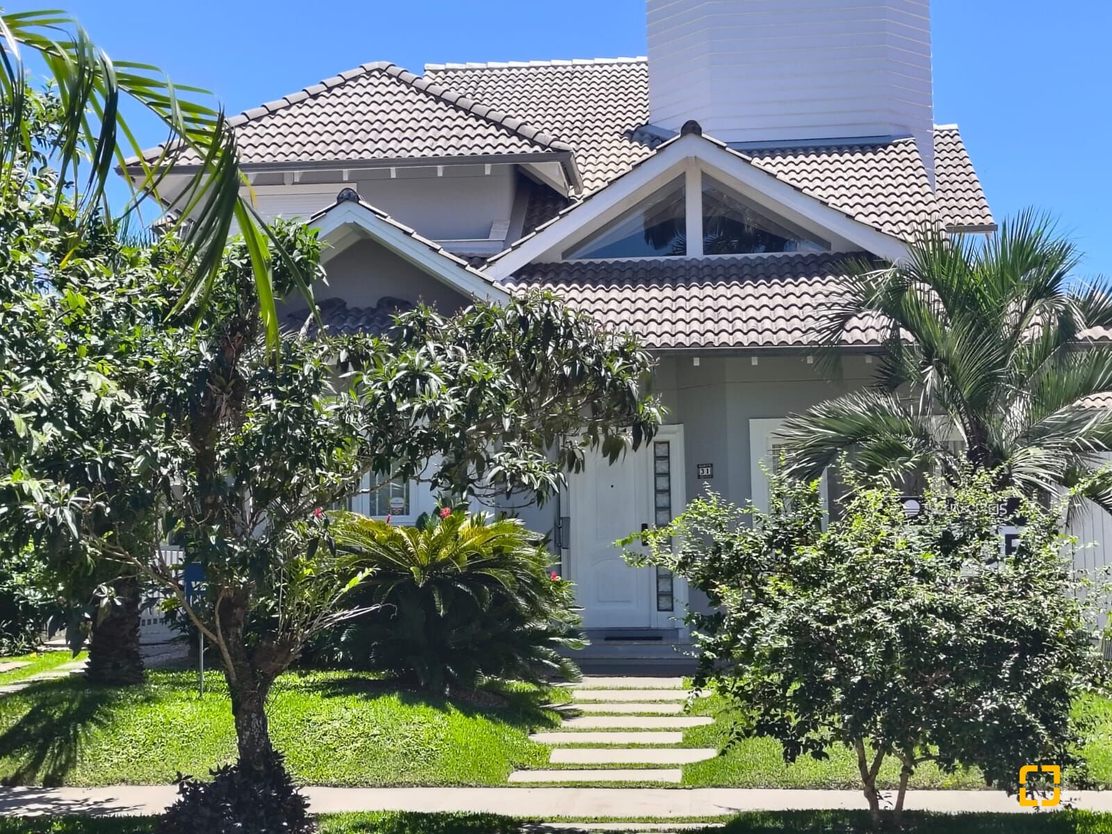 Casa com 246m², 7 quartos (sendo 3 suítes), 4 garagens, no bairro Jurerê Internacional em Florianópolis