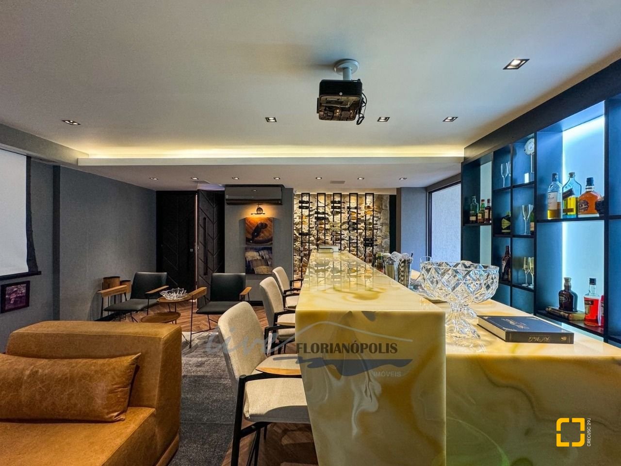 Casa com 1200m², 8 quartos (sendo 4 suítes), 5 garagens, no bairro Jurerê Internacional em Florianópolis