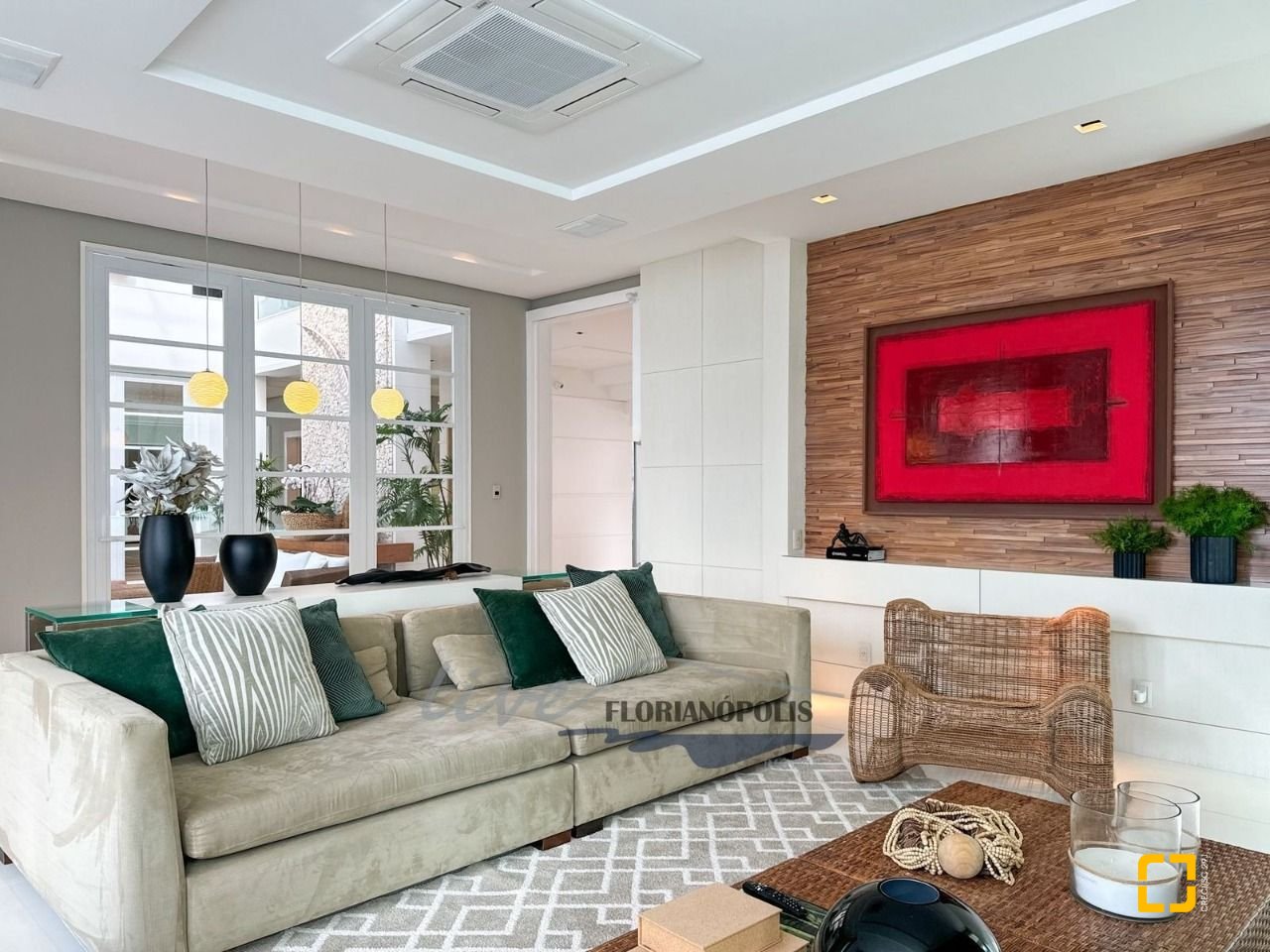 Casa com 1200m², 8 quartos (sendo 4 suítes), 5 garagens, no bairro Jurerê Internacional em Florianópolis