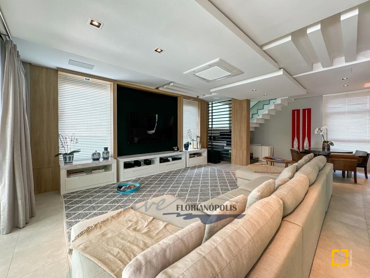 Casa com 1200m², 8 quartos (sendo 4 suítes), 5 garagens, no bairro Jurerê Internacional em Florianópolis