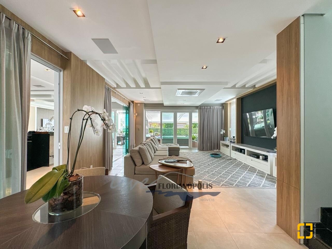 Casa com 1200m², 8 quartos (sendo 4 suítes), 5 garagens, no bairro Jurerê Internacional em Florianópolis