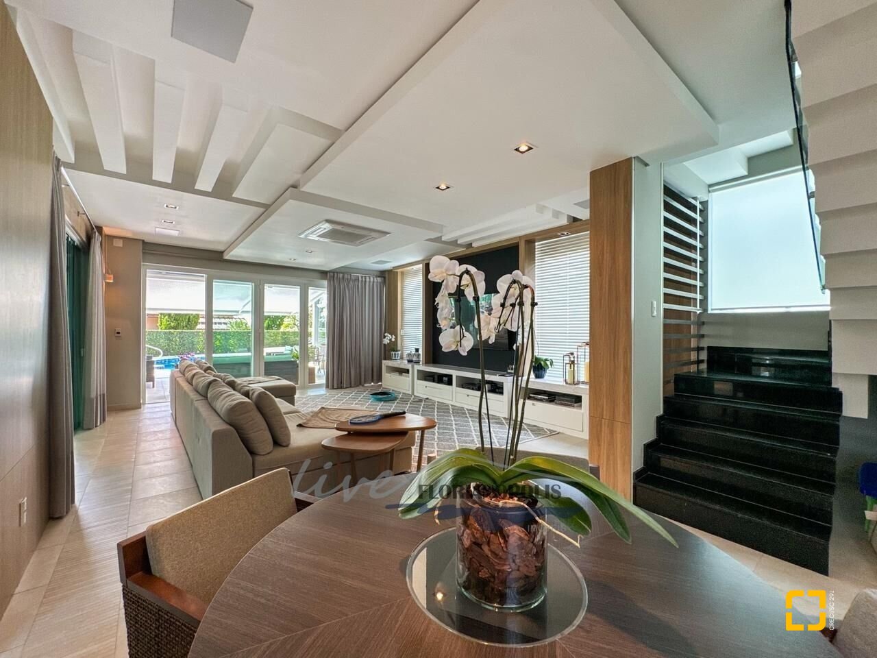 Casa com 1200m², 8 quartos (sendo 4 suítes), 5 garagens, no bairro Jurerê Internacional em Florianópolis
