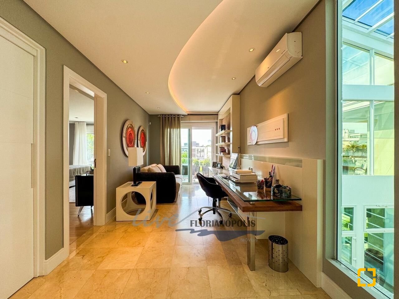Casa com 1200m², 8 quartos (sendo 4 suítes), 5 garagens, no bairro Jurerê Internacional em Florianópolis