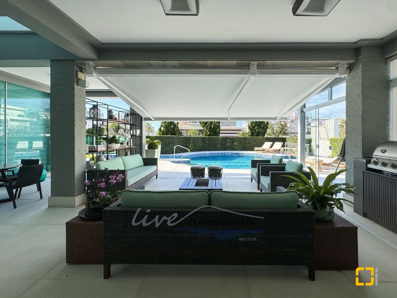 Casa com 1200m², 8 quartos (sendo 4 suítes), 5 garagens, no bairro Jurerê Internacional em Florianópolis