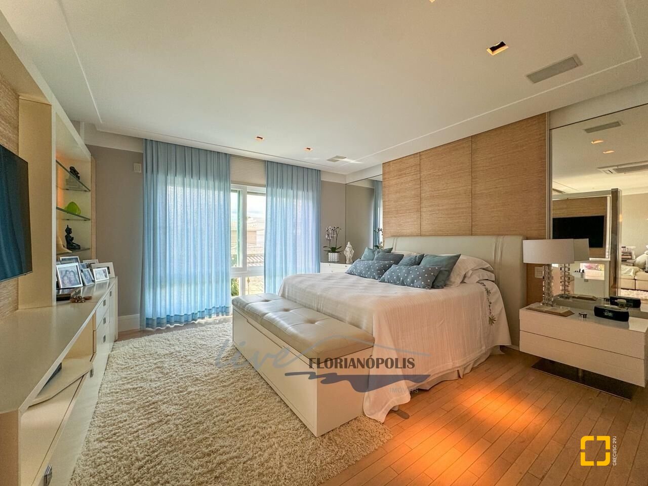 Casa com 1200m², 8 quartos (sendo 4 suítes), 5 garagens, no bairro Jurerê Internacional em Florianópolis