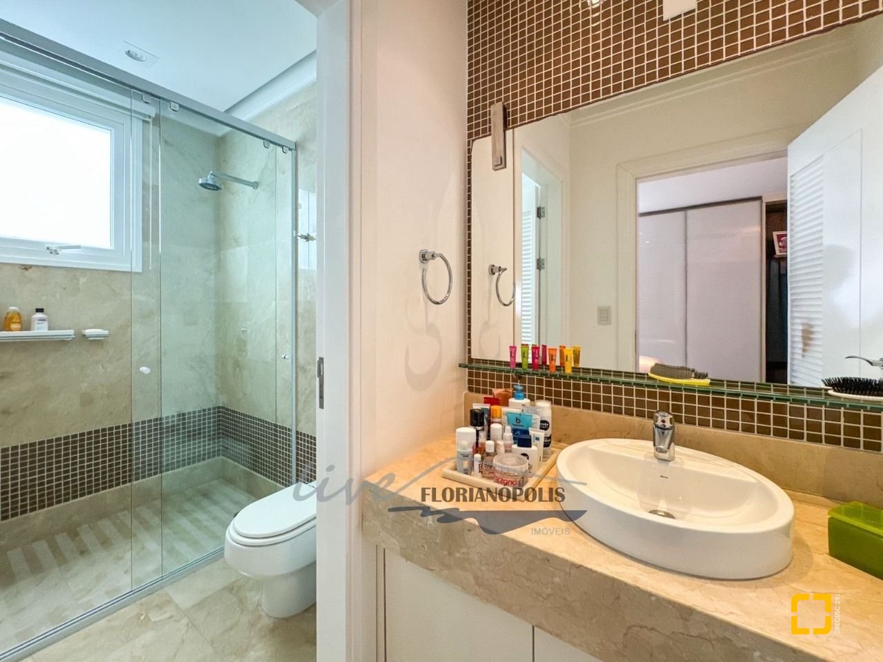 Casa com 1200m², 8 quartos (sendo 4 suítes), 5 garagens, no bairro Jurerê Internacional em Florianópolis