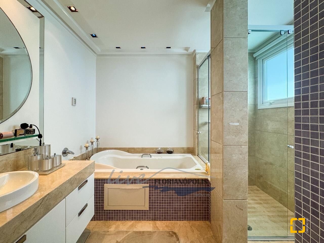 Casa com 1200m², 8 quartos (sendo 4 suítes), 5 garagens, no bairro Jurerê Internacional em Florianópolis