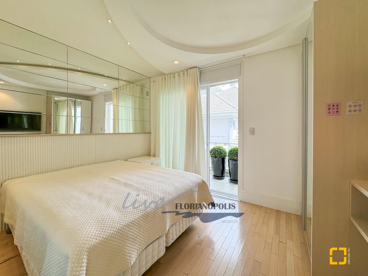 Casa com 1200m², 8 quartos (sendo 4 suítes), 5 garagens, no bairro Jurerê Internacional em Florianópolis