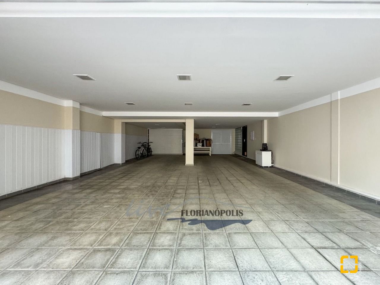 Casa com 1200m², 8 quartos (sendo 4 suítes), 5 garagens, no bairro Jurerê Internacional em Florianópolis