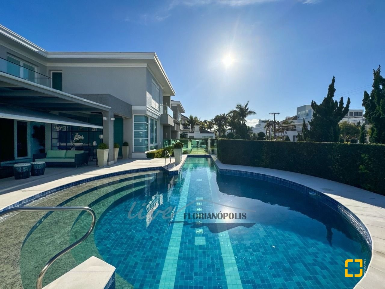 Casa com 1200m², 8 quartos (sendo 4 suítes), 5 garagens, no bairro Jurerê Internacional em Florianópolis