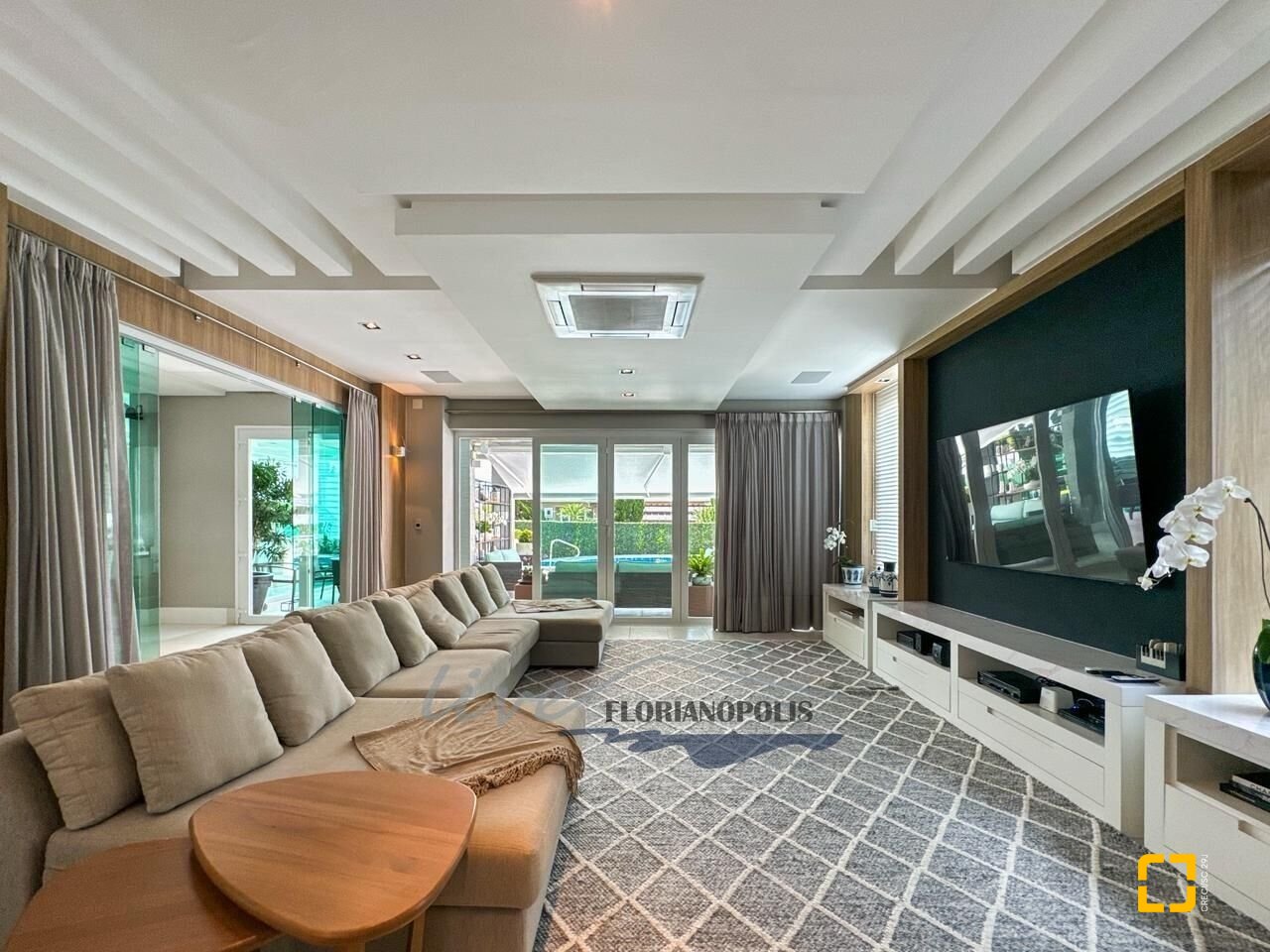 Casa com 1200m², 8 quartos (sendo 4 suítes), 5 garagens, no bairro Jurerê Internacional em Florianópolis