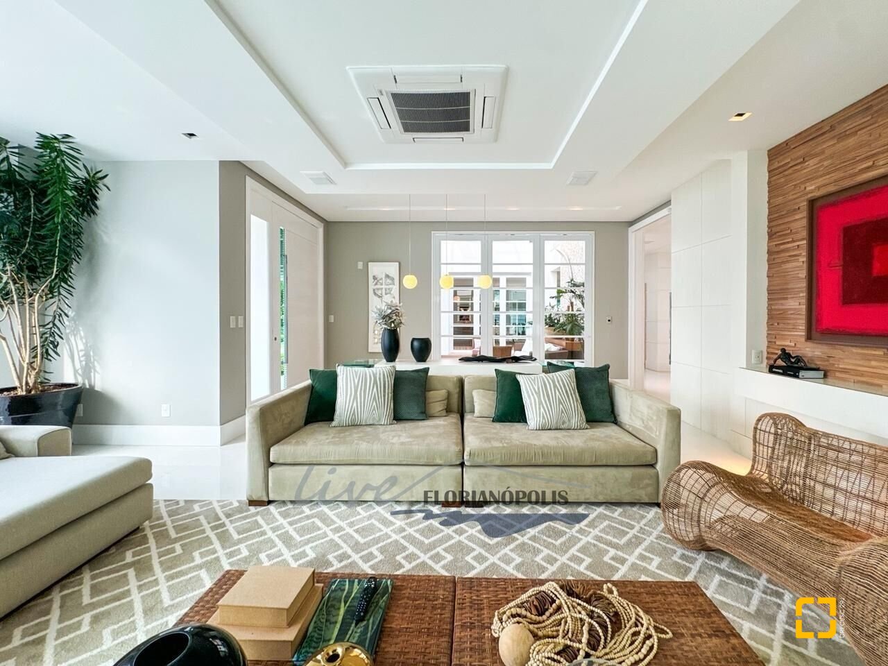 Casa com 1200m², 8 quartos (sendo 4 suítes), 5 garagens, no bairro Jurerê Internacional em Florianópolis