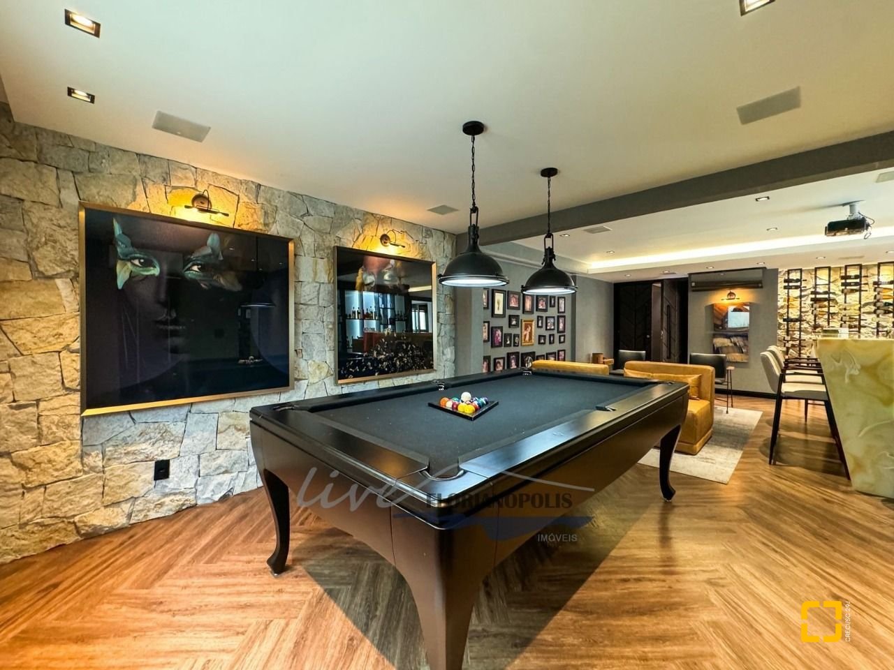 Casa com 1200m², 8 quartos (sendo 4 suítes), 5 garagens, no bairro Jurerê Internacional em Florianópolis