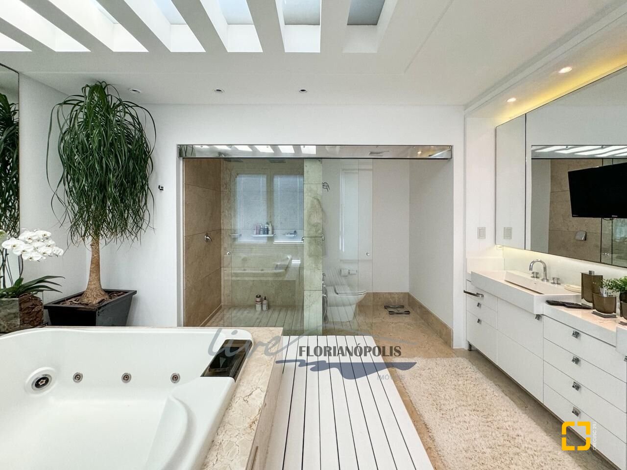 Casa com 1200m², 8 quartos (sendo 4 suítes), 5 garagens, no bairro Jurerê Internacional em Florianópolis