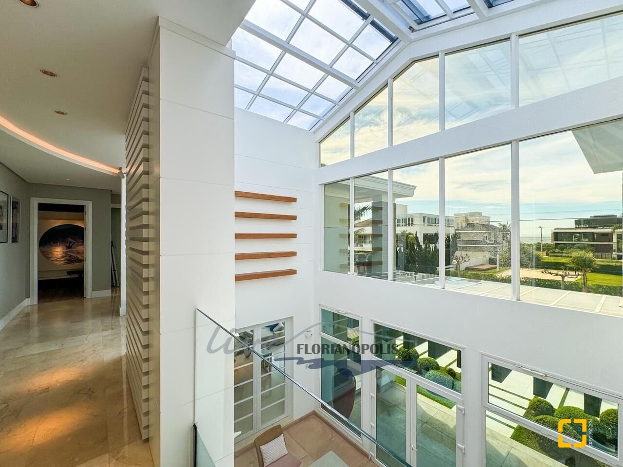 Casa com 1200m², 8 quartos (sendo 4 suítes), 5 garagens, no bairro Jurerê Internacional em Florianópolis