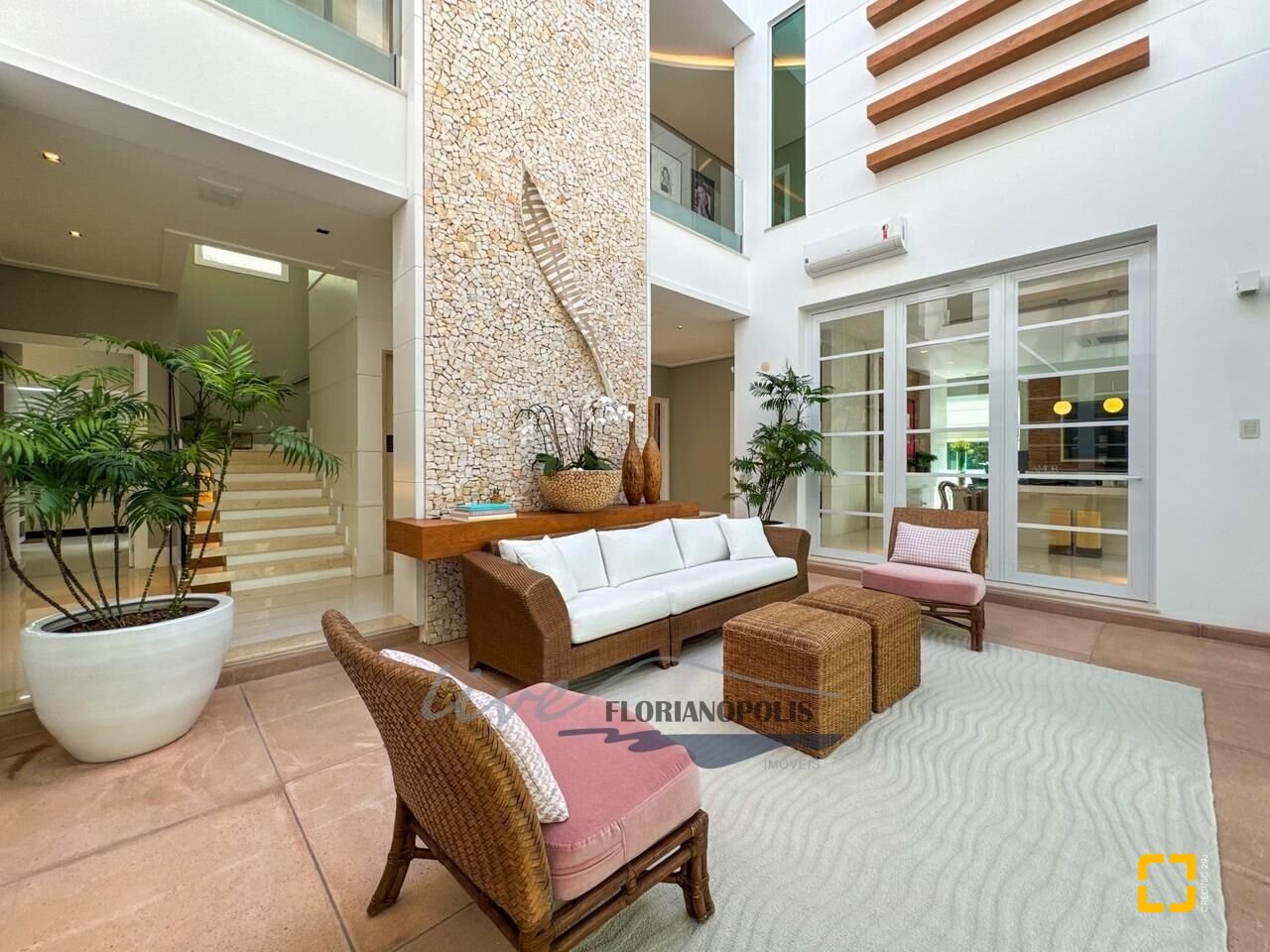 Casa com 1200m², 8 quartos (sendo 4 suítes), 5 garagens, no bairro Jurerê Internacional em Florianópolis