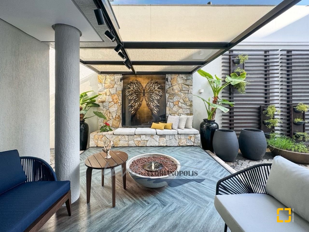 Casa com 1200m², 8 quartos (sendo 4 suítes), 5 garagens, no bairro Jurerê Internacional em Florianópolis
