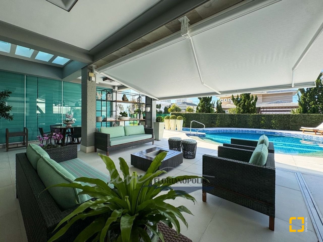 Casa com 1200m², 8 quartos (sendo 4 suítes), 5 garagens, no bairro Jurerê Internacional em Florianópolis