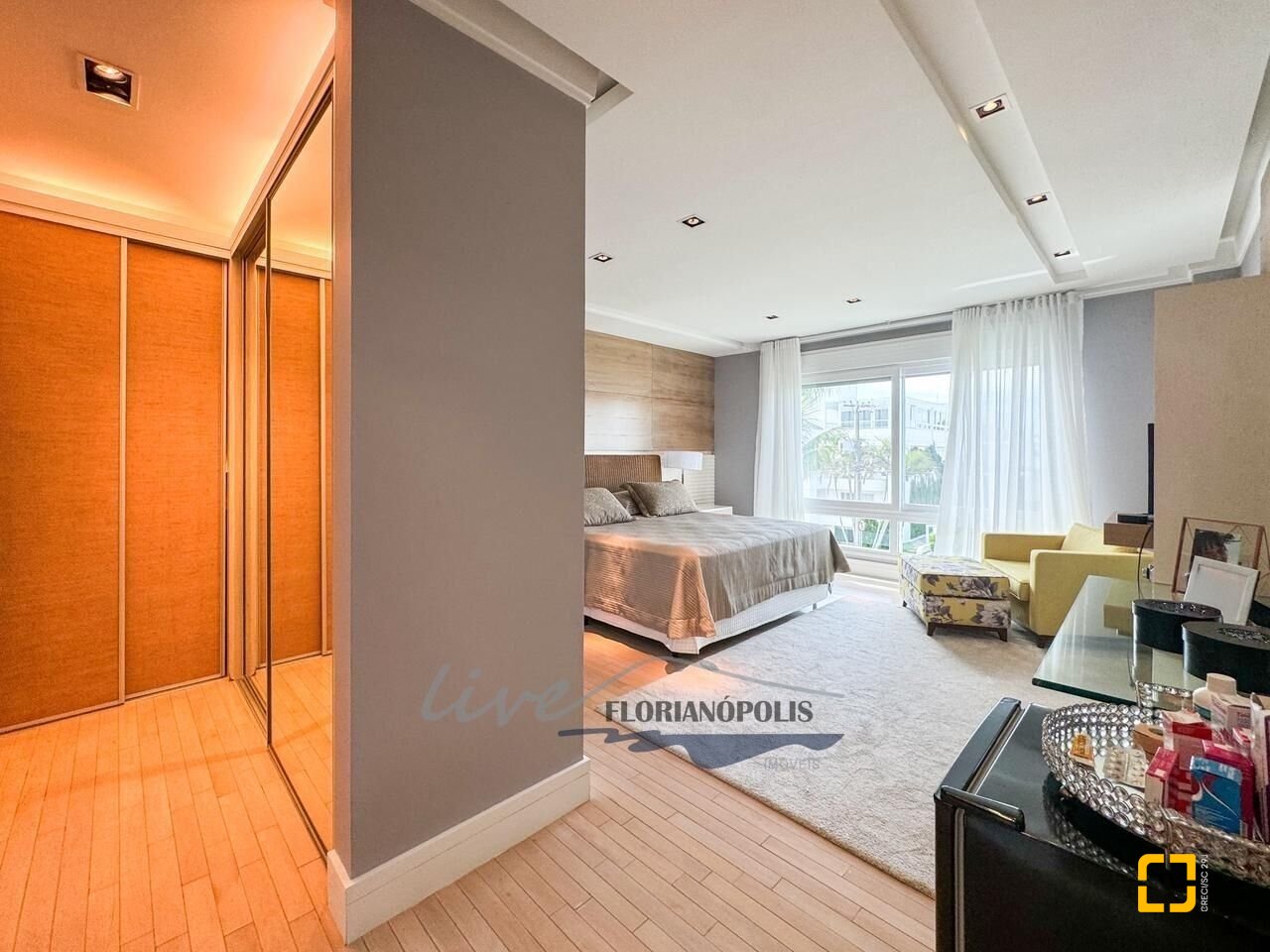 Casa com 1200m², 8 quartos (sendo 4 suítes), 5 garagens, no bairro Jurerê Internacional em Florianópolis