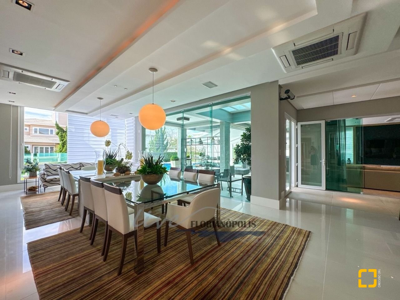 Casa com 1200m², 8 quartos (sendo 4 suítes), 5 garagens, no bairro Jurerê Internacional em Florianópolis