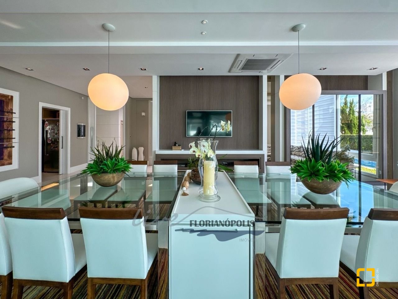 Casa com 1200m², 8 quartos (sendo 4 suítes), 5 garagens, no bairro Jurerê Internacional em Florianópolis