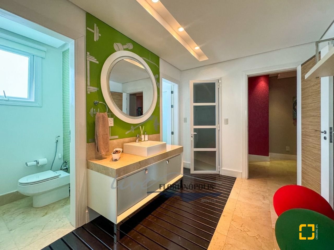 Casa com 1200m², 8 quartos (sendo 4 suítes), 5 garagens, no bairro Jurerê Internacional em Florianópolis