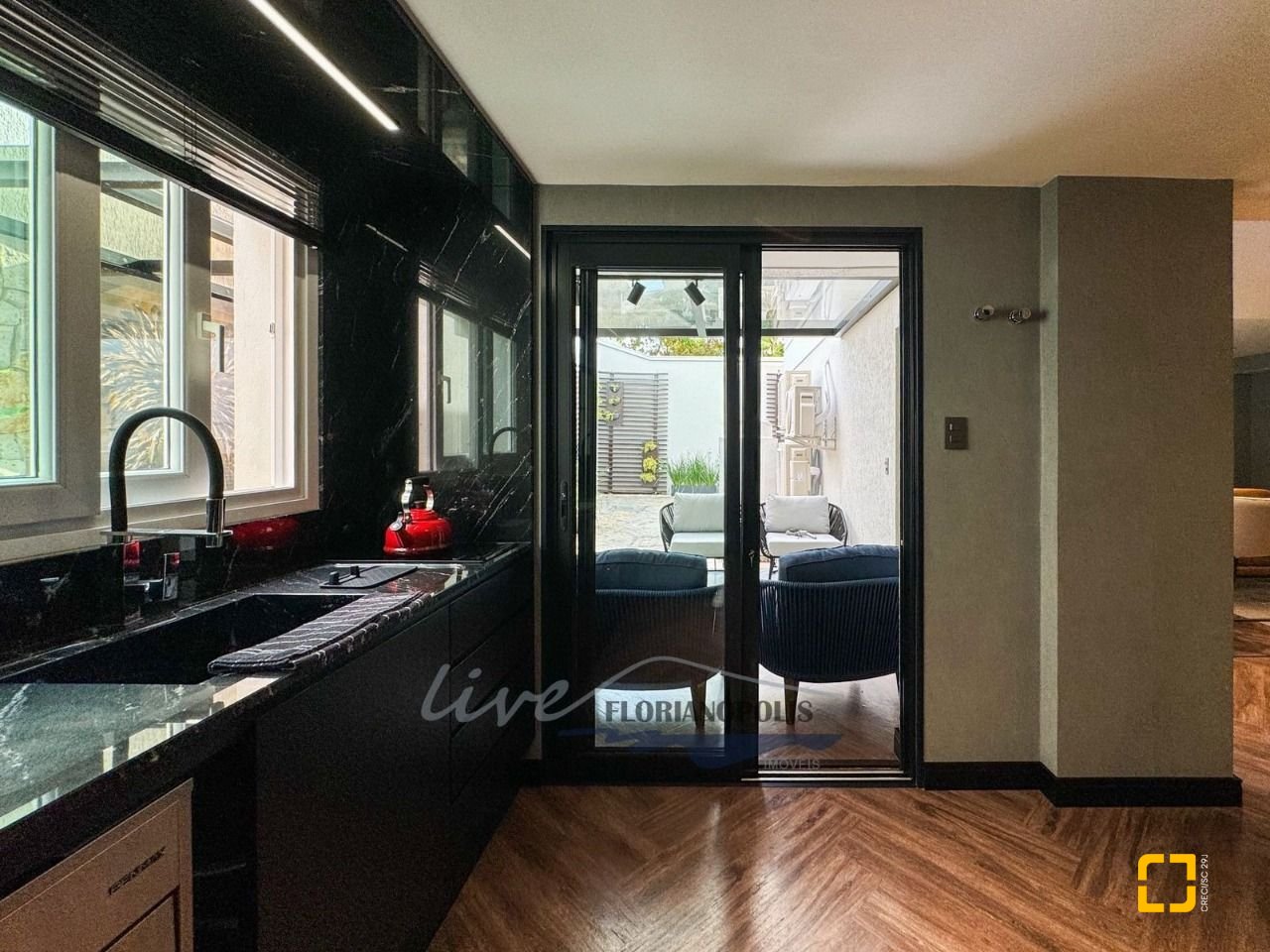 Casa com 1200m², 8 quartos (sendo 4 suítes), 5 garagens, no bairro Jurerê Internacional em Florianópolis