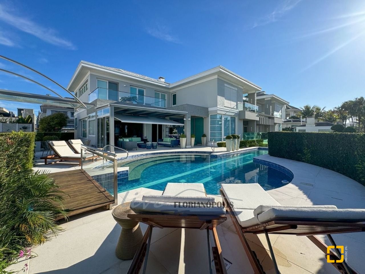 Casa com 1200m², 8 quartos (sendo 4 suítes), 5 garagens, no bairro Jurerê Internacional em Florianópolis