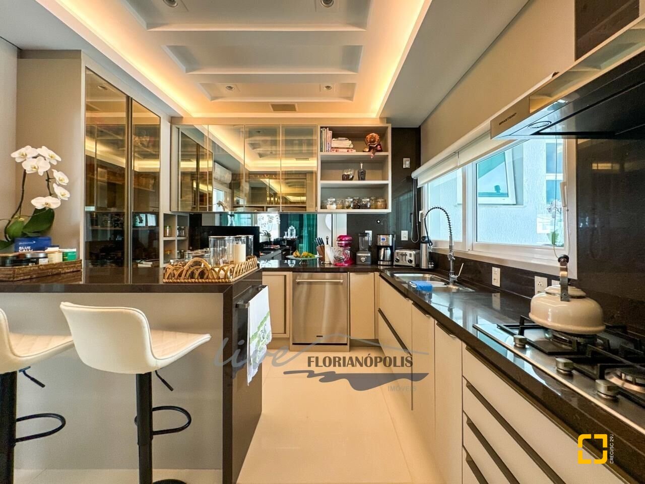 Casa com 1200m², 8 quartos (sendo 4 suítes), 5 garagens, no bairro Jurerê Internacional em Florianópolis
