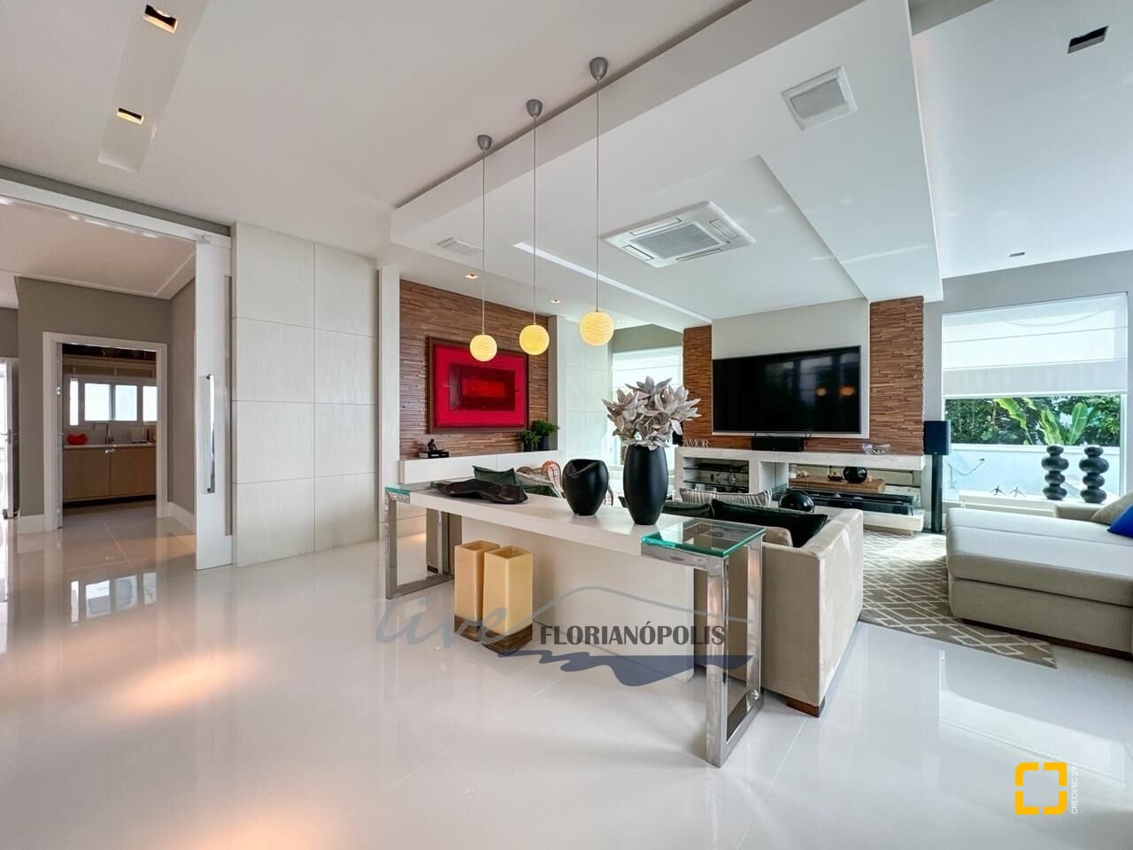 Casa com 1200m², 8 quartos (sendo 4 suítes), 5 garagens, no bairro Jurerê Internacional em Florianópolis
