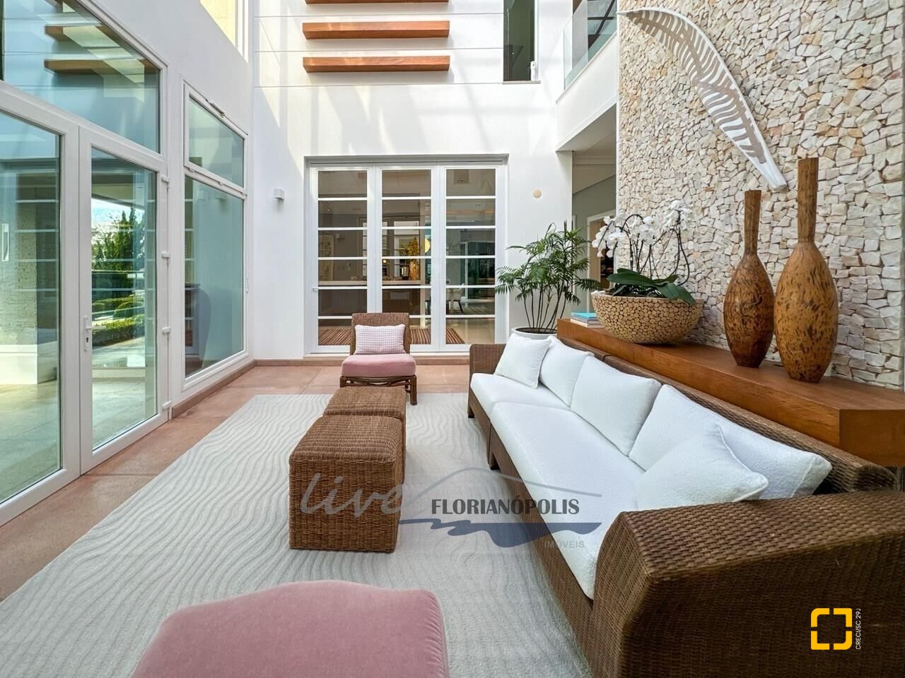 Casa com 1200m², 8 quartos (sendo 4 suítes), 5 garagens, no bairro Jurerê Internacional em Florianópolis