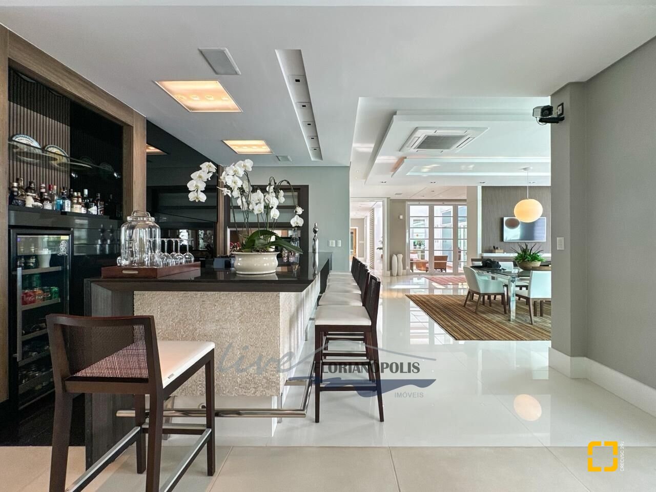 Casa com 1200m², 8 quartos (sendo 4 suítes), 5 garagens, no bairro Jurerê Internacional em Florianópolis