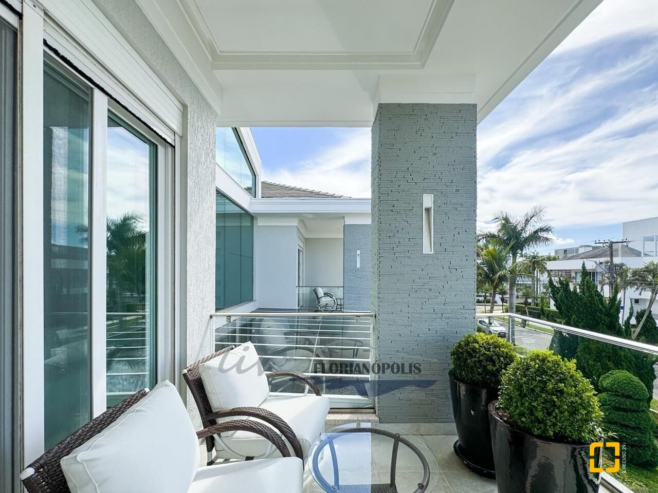 Casa com 1200m², 8 quartos (sendo 4 suítes), 5 garagens, no bairro Jurerê Internacional em Florianópolis