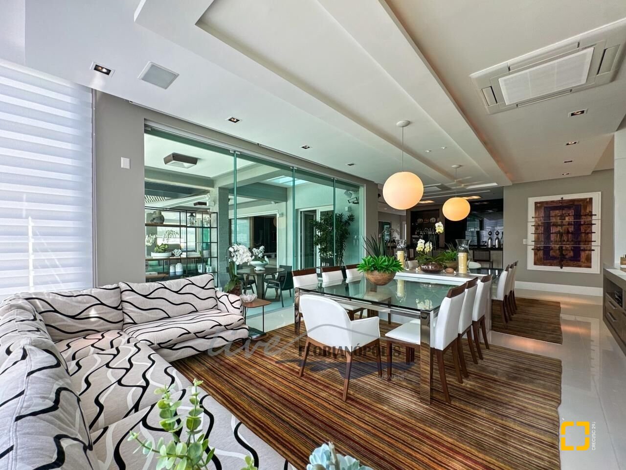 Casa com 1200m², 8 quartos (sendo 4 suítes), 5 garagens, no bairro Jurerê Internacional em Florianópolis