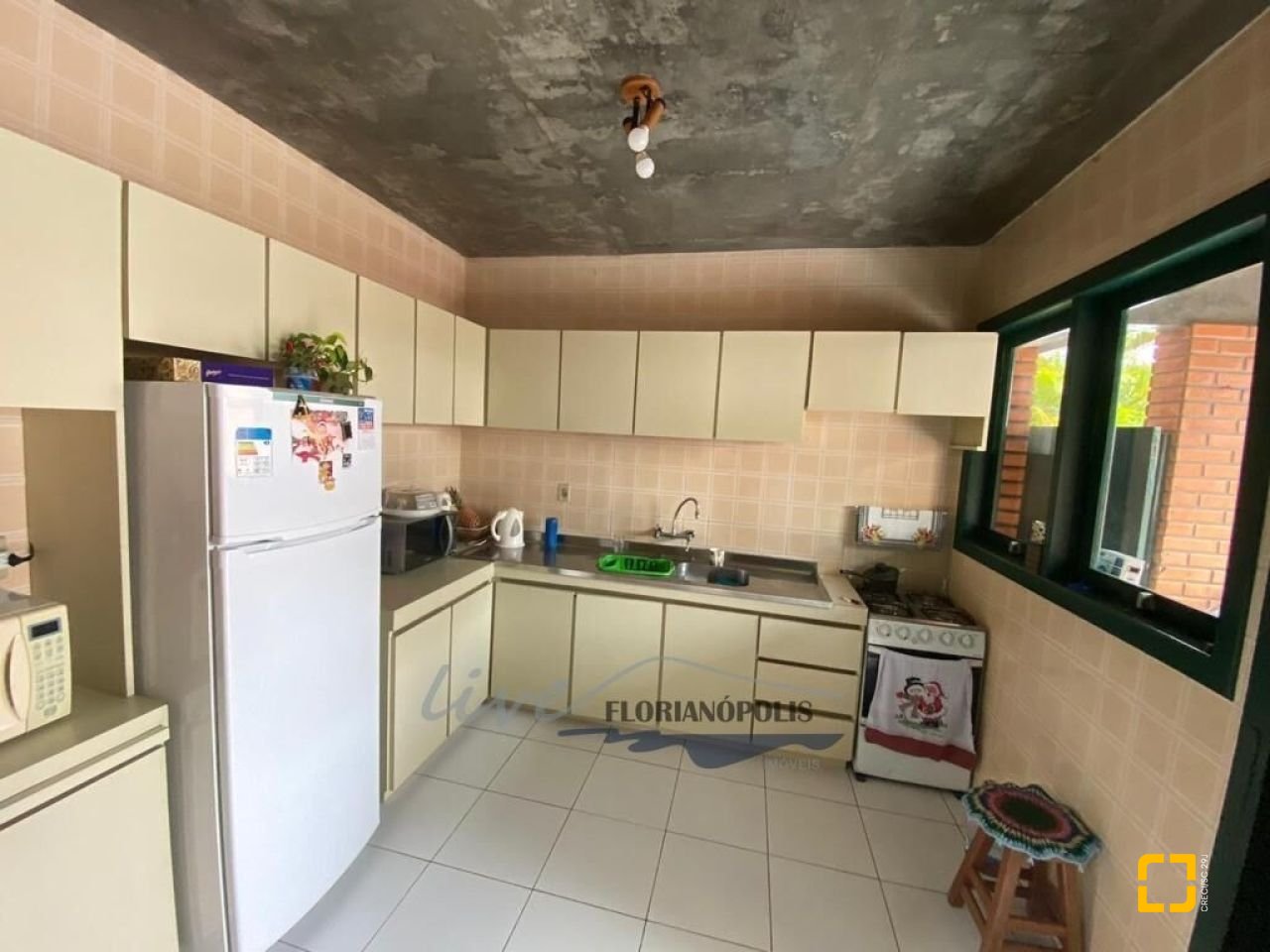 Casa com 200m², 4 quartos (sendo 1 suíte), 1 garagem, no bairro Jurerê Internacional em Florianópolis