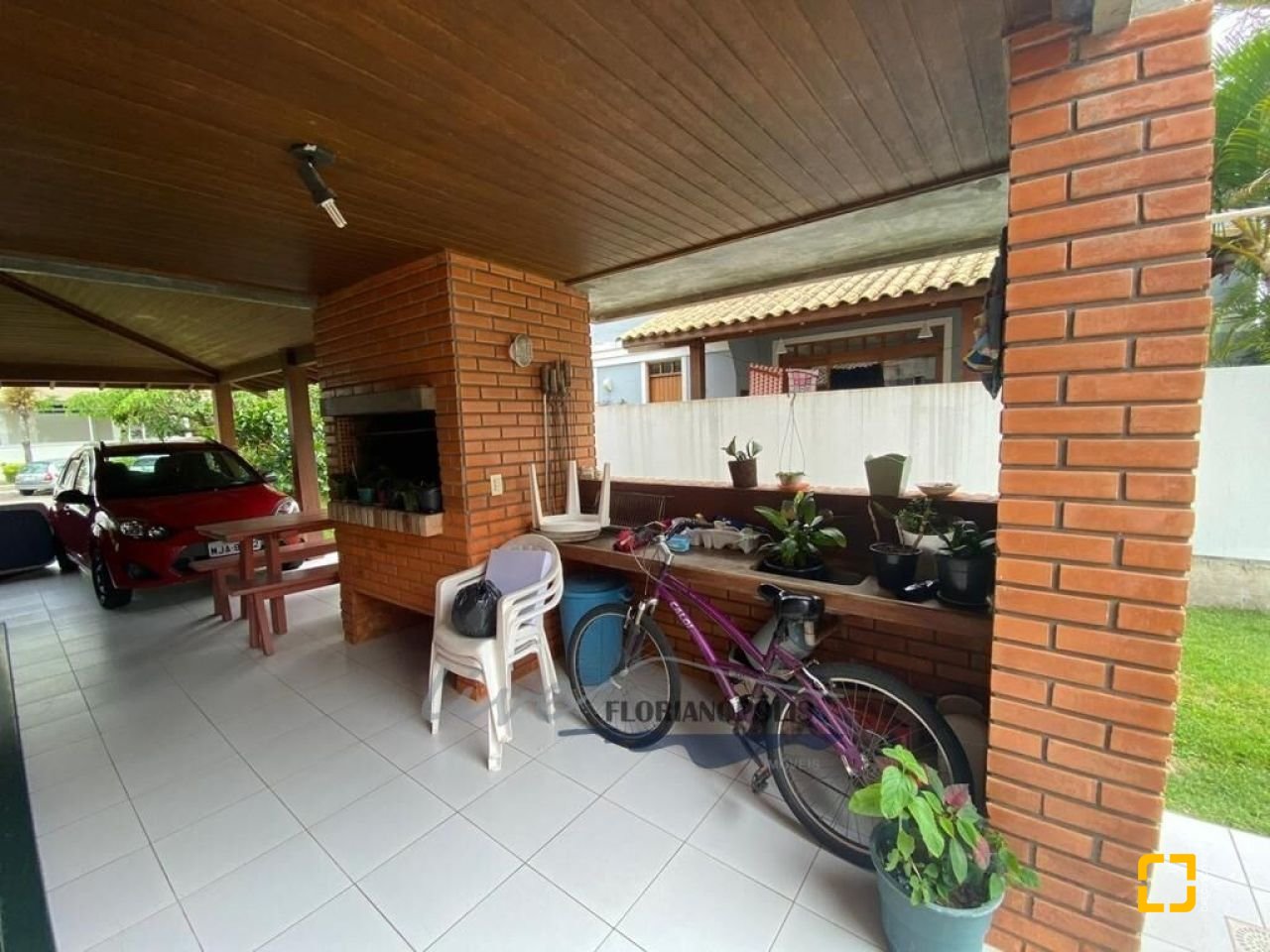 Casa com 200m², 4 quartos (sendo 1 suíte), 1 garagem, no bairro Jurerê Internacional em Florianópolis