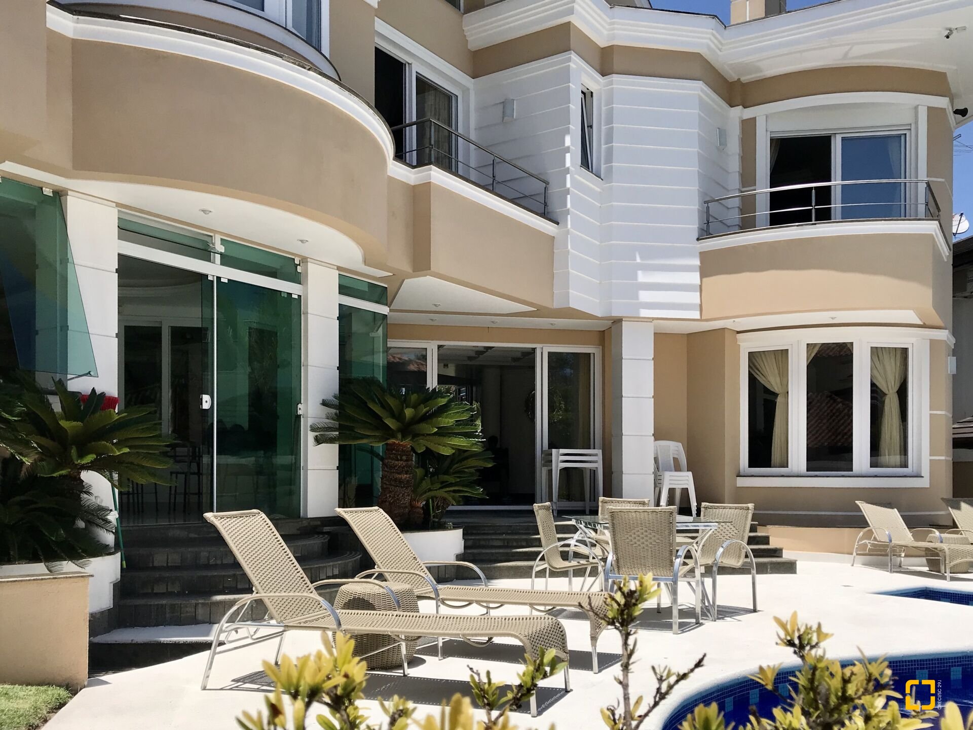 Casa com 800m², 9 quartos (sendo 8 suítes), 5 garagens, no bairro Jurerê Internacional em Florianópolis
