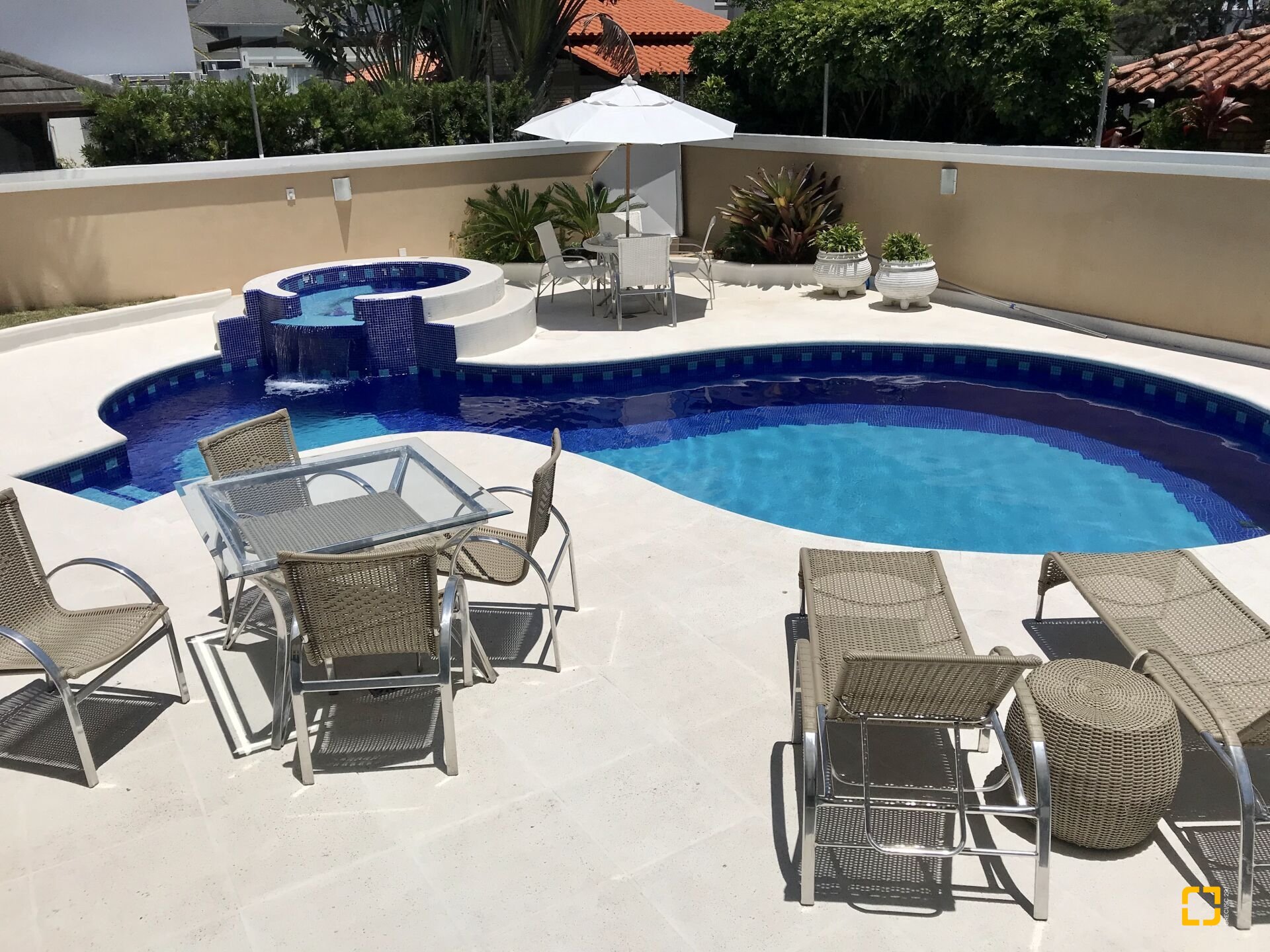 Casa com 800m², 9 quartos (sendo 8 suítes), 5 garagens, no bairro Jurerê Internacional em Florianópolis