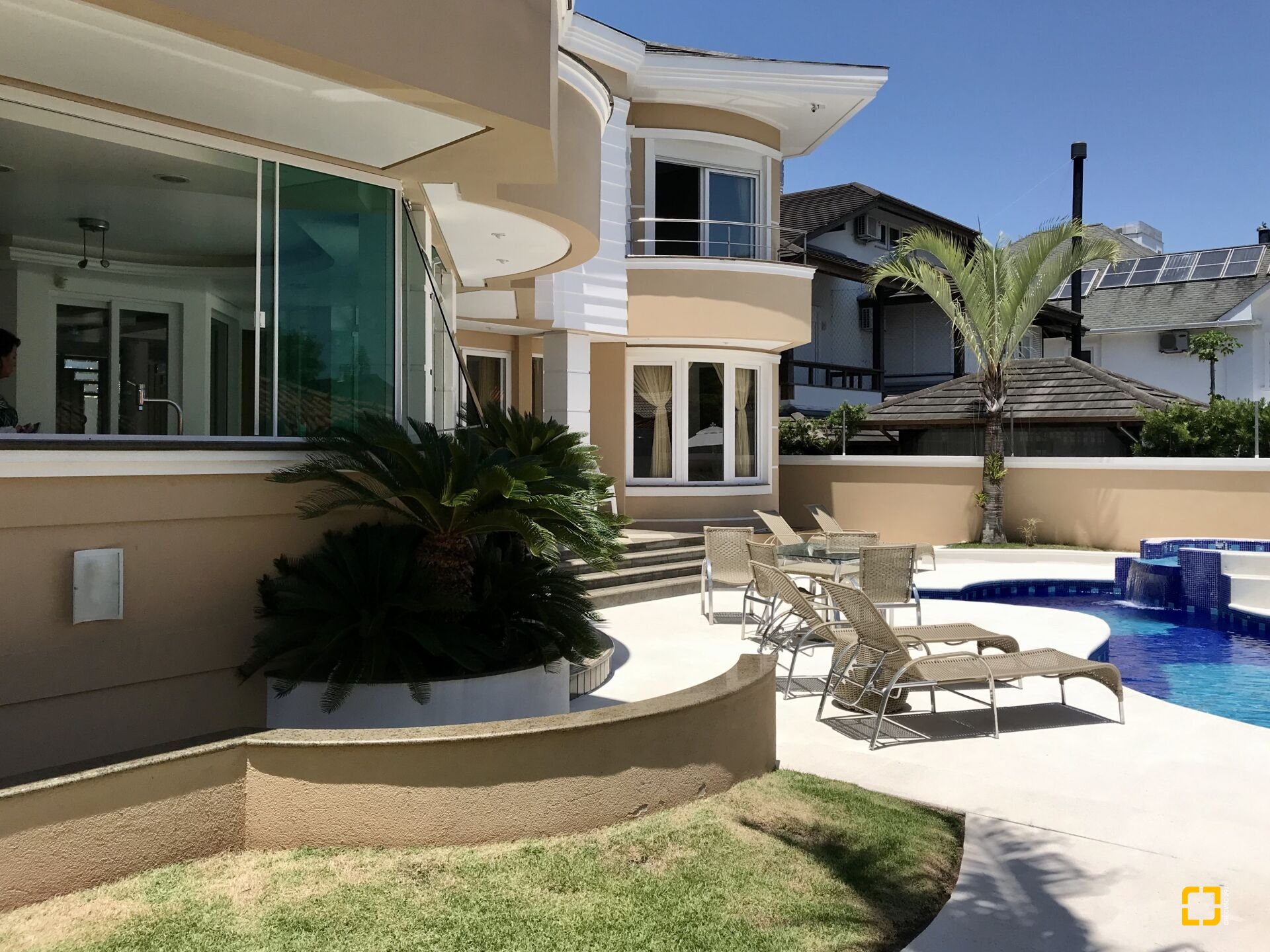 Casa com 800m², 9 quartos (sendo 8 suítes), 5 garagens, no bairro Jurerê Internacional em Florianópolis