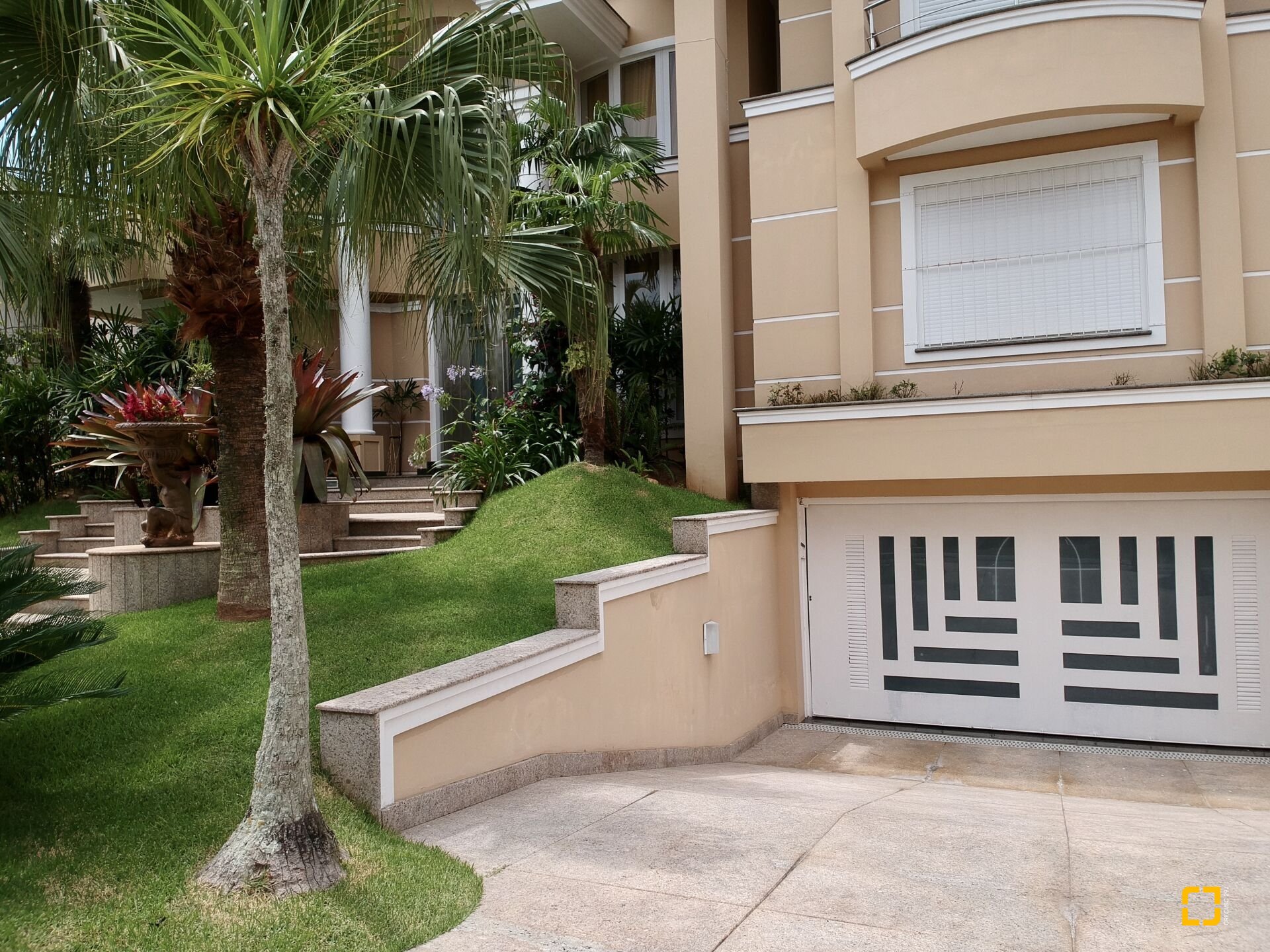 Casa com 800m², 9 quartos (sendo 8 suítes), 5 garagens, no bairro Jurerê Internacional em Florianópolis