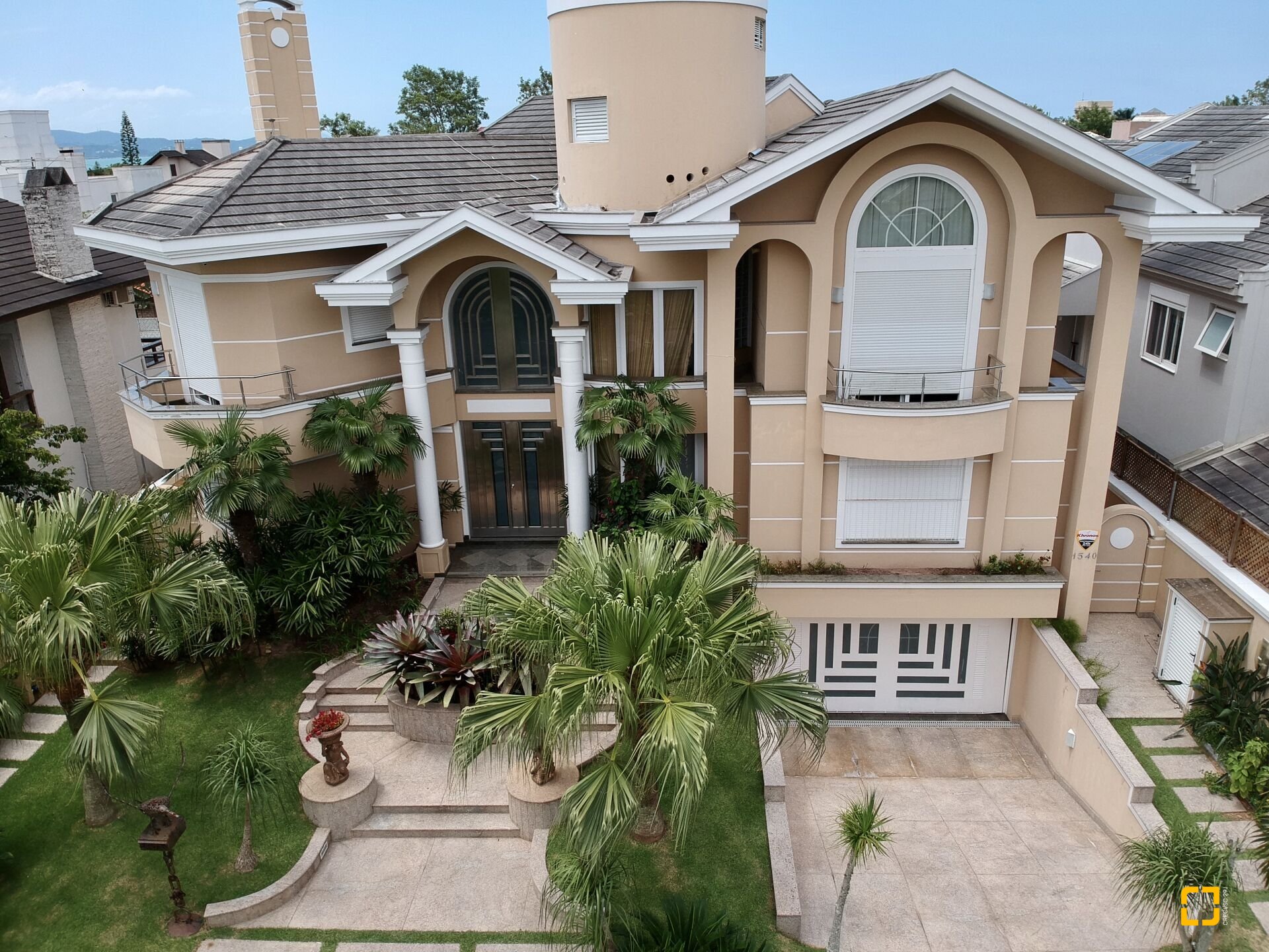 Casa com 800m², 9 quartos (sendo 8 suítes), 5 garagens, no bairro Jurerê Internacional em Florianópolis