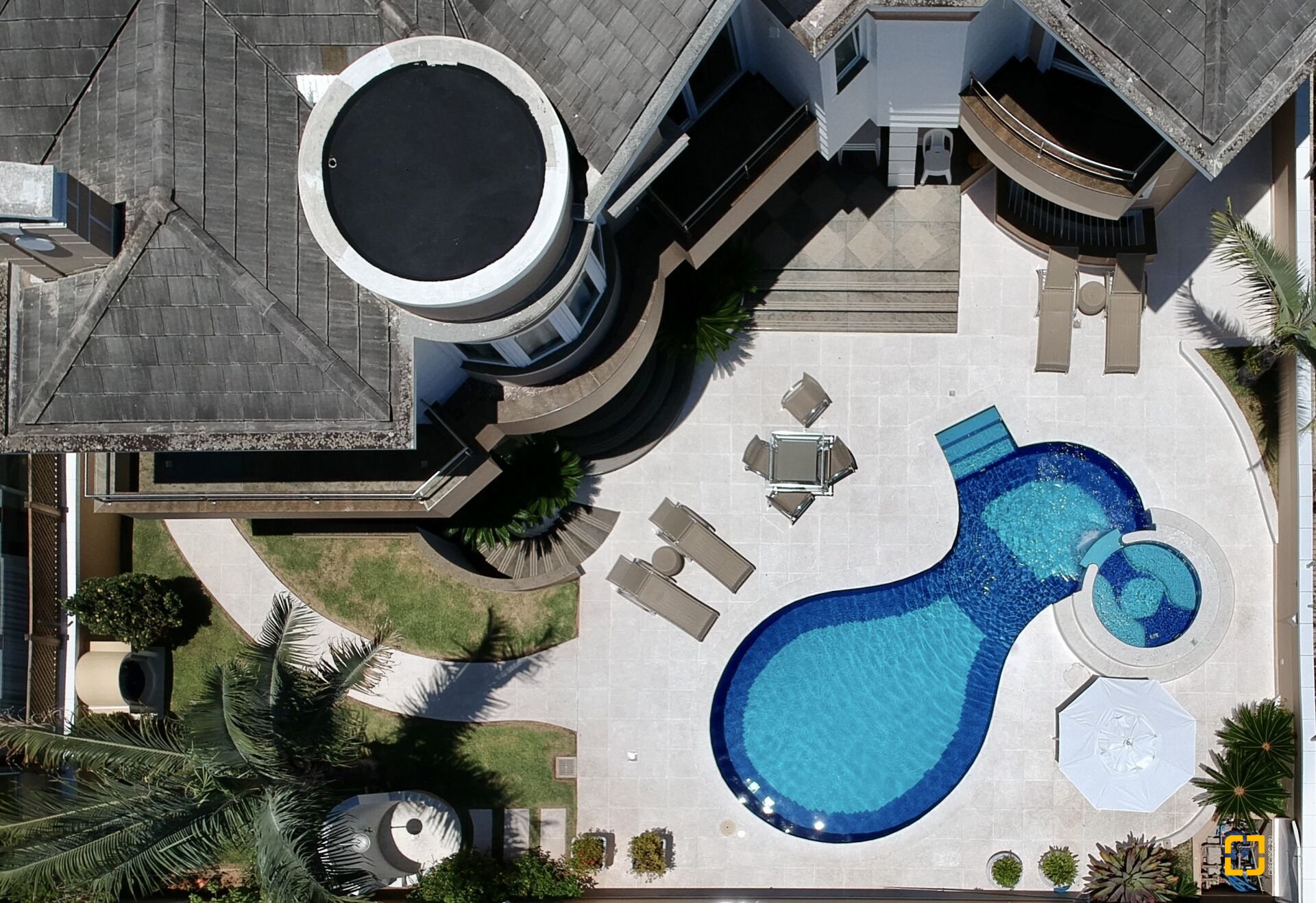 Casa com 800m², 9 quartos (sendo 8 suítes), 5 garagens, no bairro Jurerê Internacional em Florianópolis