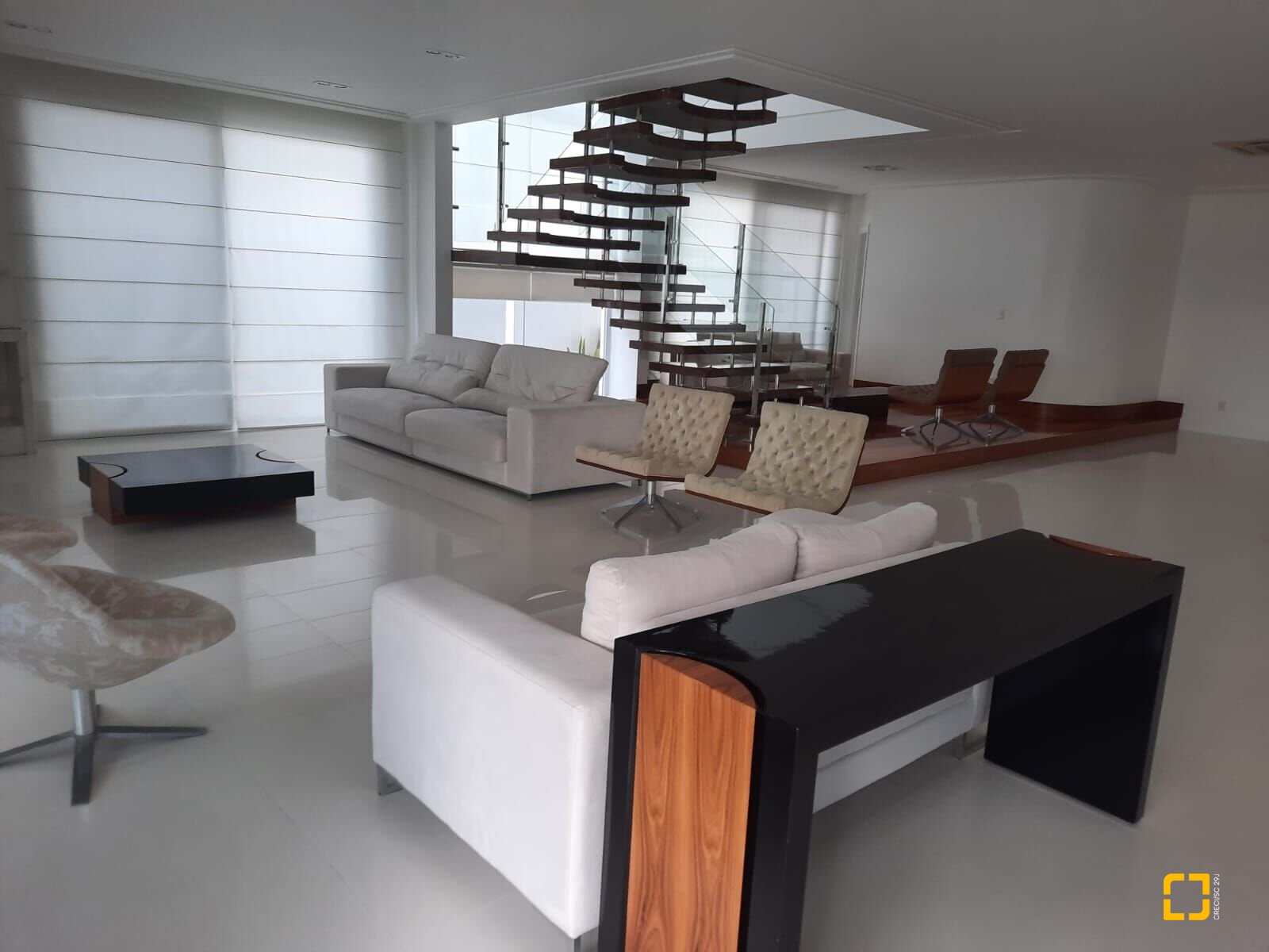 Casa com 900m², 8 quartos (sendo 4 suítes), 4 garagens, no bairro Jurerê Internacional em Florianópolis