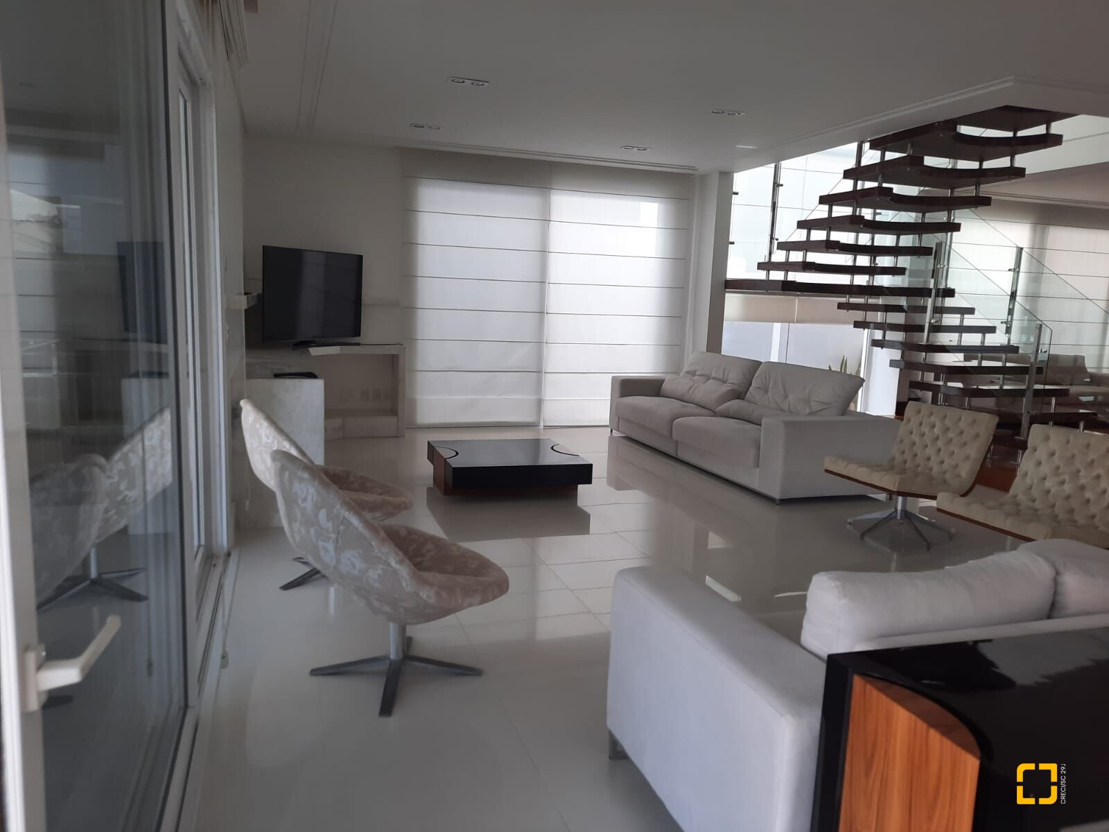 Casa com 900m², 8 quartos (sendo 4 suítes), 4 garagens, no bairro Jurerê Internacional em Florianópolis