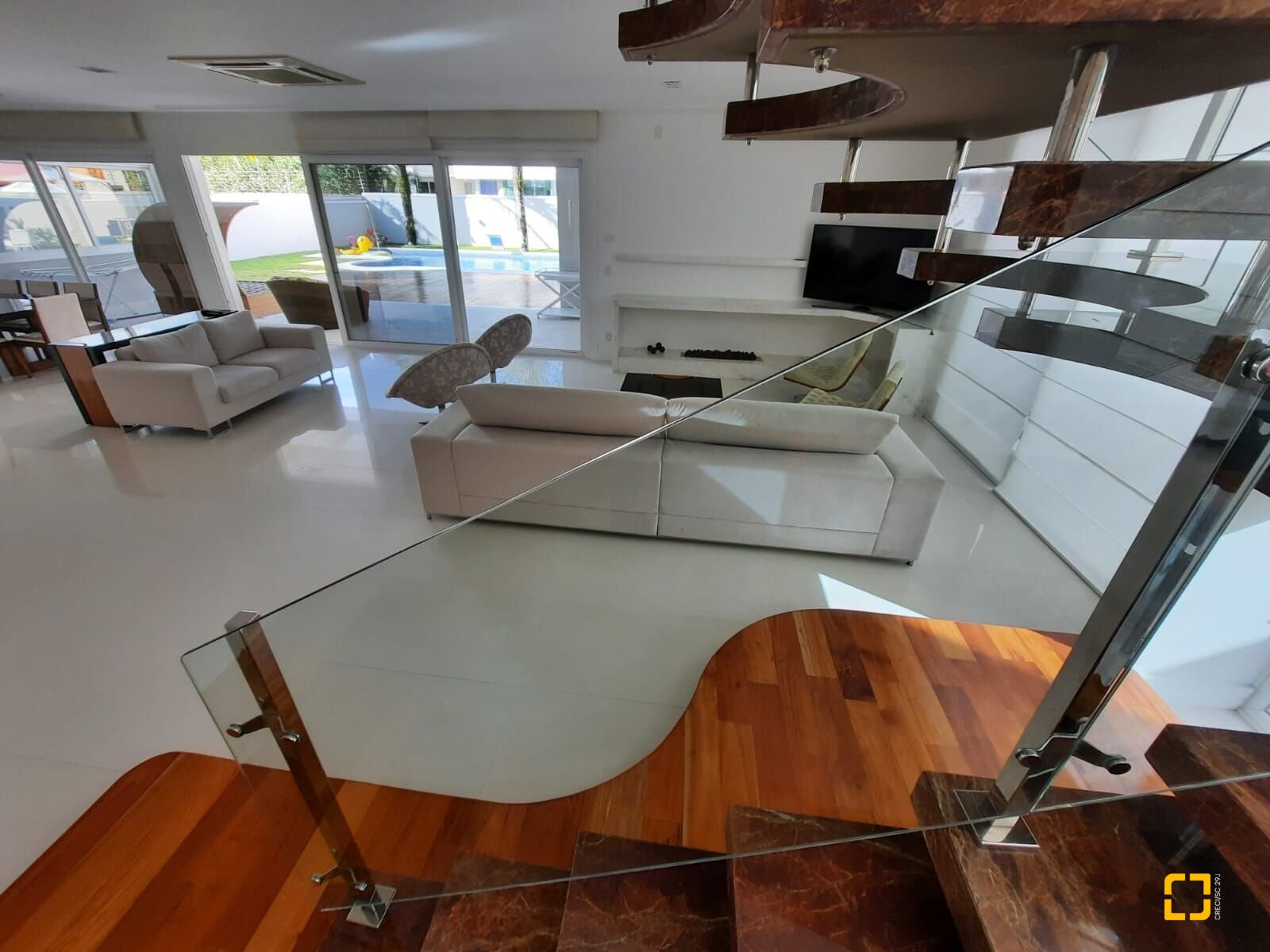 Casa com 900m², 8 quartos (sendo 4 suítes), 4 garagens, no bairro Jurerê Internacional em Florianópolis