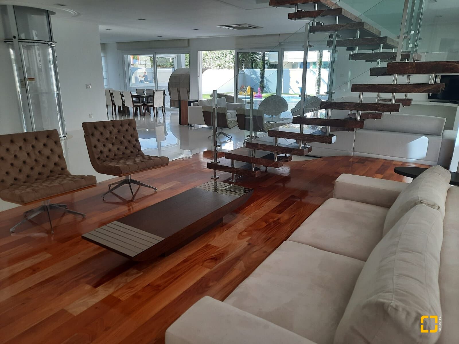 Casa com 900m², 8 quartos (sendo 4 suítes), 4 garagens, no bairro Jurerê Internacional em Florianópolis